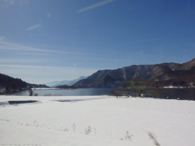 2月上旬大糸線E127系車窓から望む木崎湖