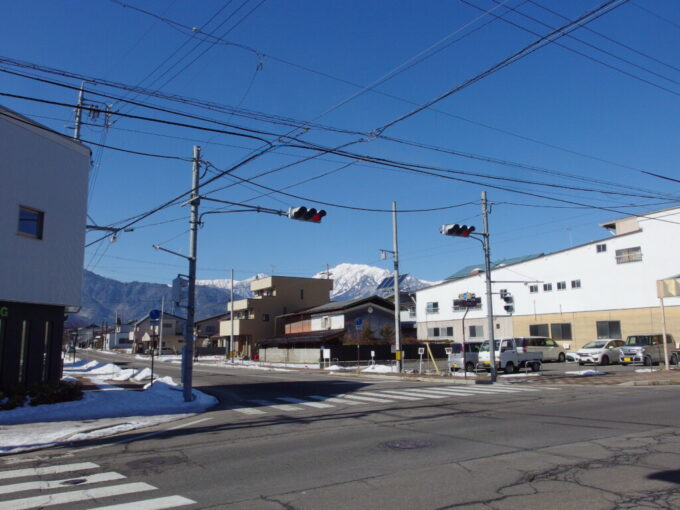 2月上旬信濃大町交差点で姿を見せる美しい白銀の日本アルプス