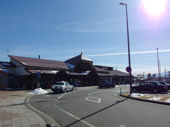 2月上旬冬晴れに佇む信濃大町駅