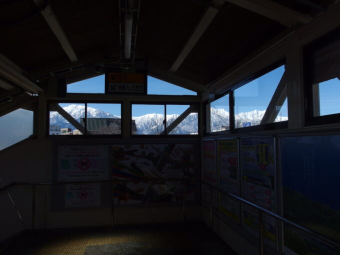 2月上旬信濃大町駅跨線橋から望むアルプスの山並み