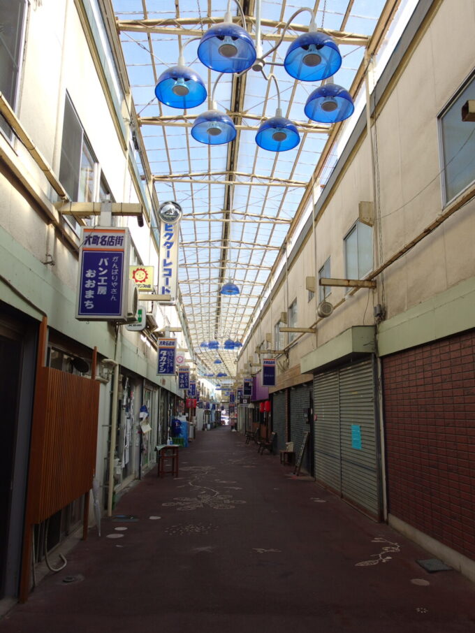 2月上旬信濃大町青い照明と陽射しを通す屋根が印象的なアーケード大町名店街
