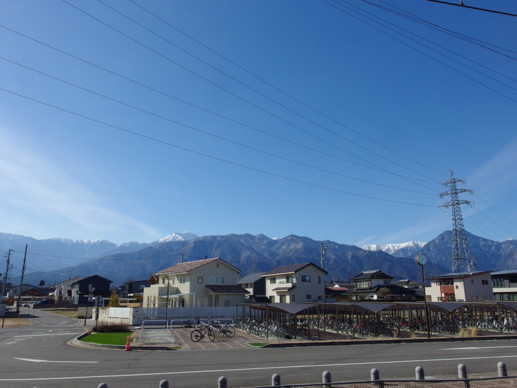 2月上旬穂高駅ホームから望むアルプスの山並み