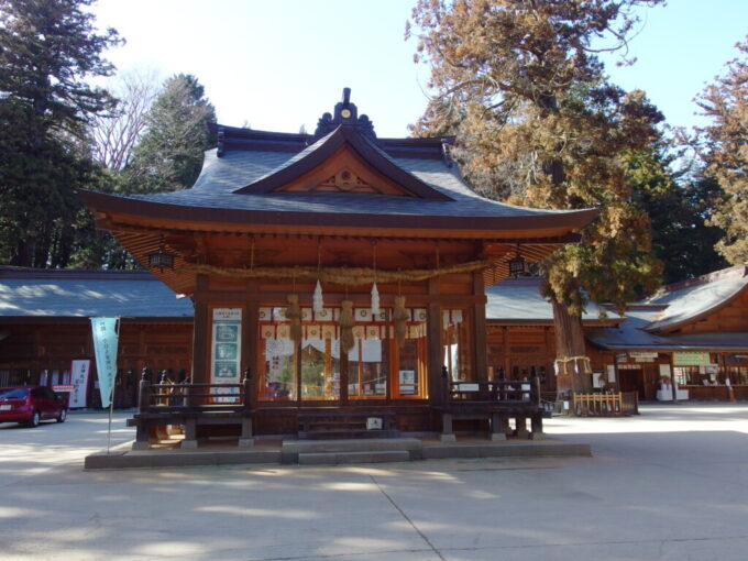 2月上旬穗髙神社ガラス張りの明るい雰囲気の神楽殿
