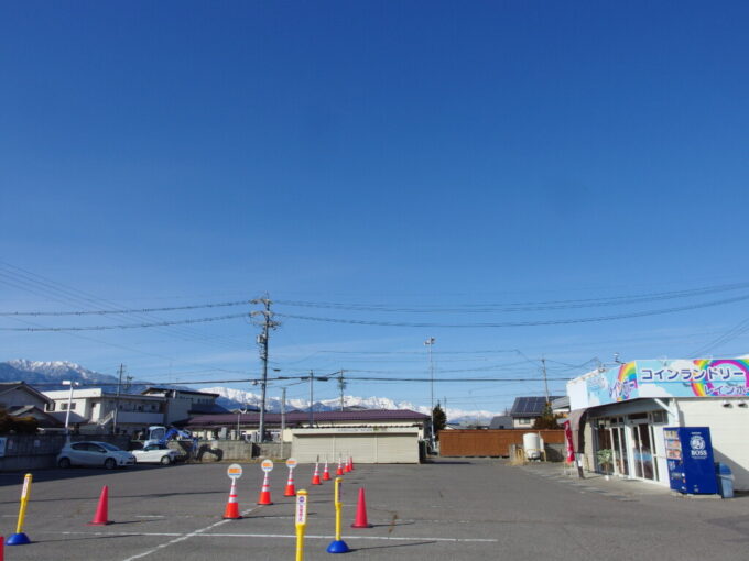 2月上旬穗髙駅近くの駐車場から望む白銀の山
