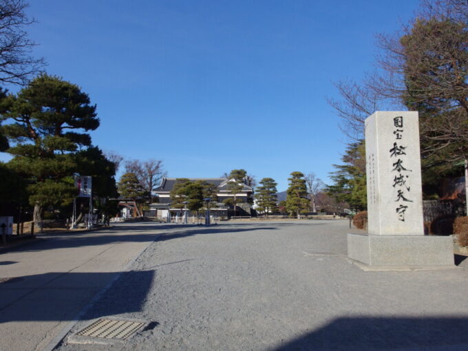 2月上旬冬晴れの松本城入口