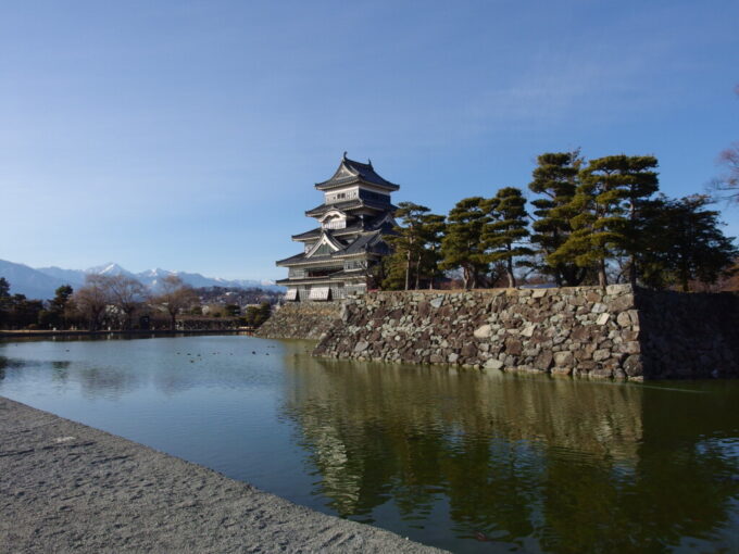 2月上旬冬晴れの松本城お堀越しに望む優美な天守閣