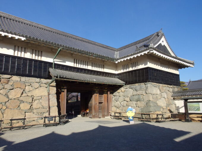 2月上旬冬晴れの松本城黒門をくぐり本丸へ