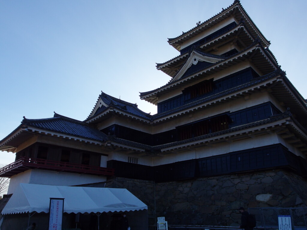 2月上旬冬晴れの松本城足元から見上げる荘厳な天守閣