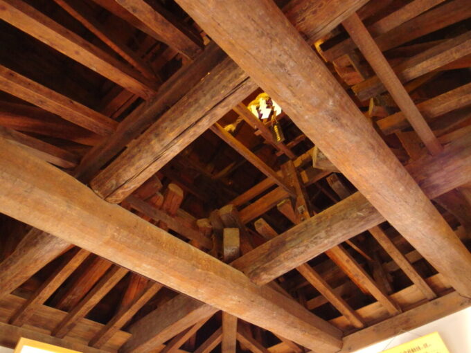 2月上旬冬晴れの松本城大天守の屋根を支える桔木