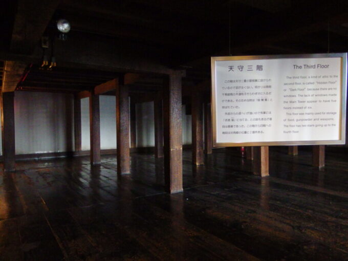 2月上旬冬晴れの松本城大天守南側の千鳥破風のみから明かりが漏れる3階隠し階