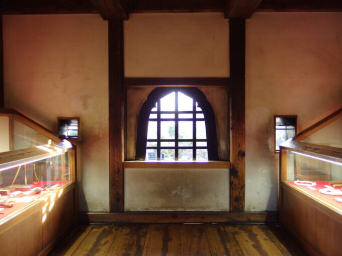 2月上旬冬晴れの松本城辰巳附櫓の花頭窓