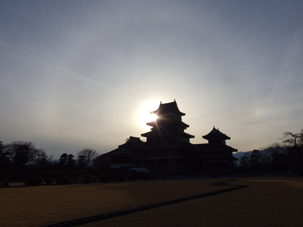 2月上旬冬晴れの松本城西日を背負う神々しい天守閣