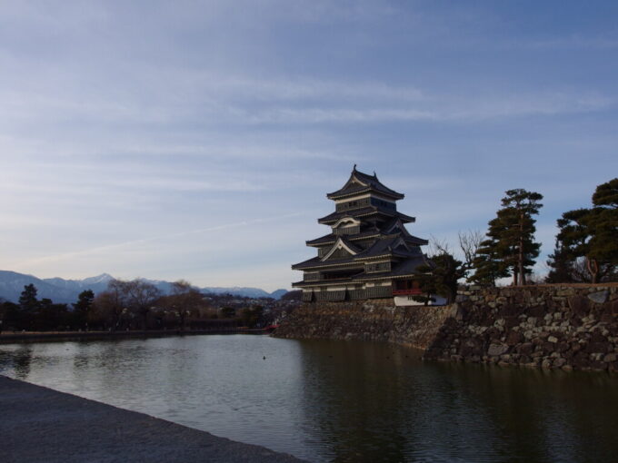 2月上旬冬晴れの松本城お堀越しに望む荘厳な天守閣