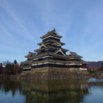 2月上旬冬晴れの松本城冬晴れの空に凛と聳える天守閣