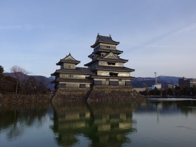 2月上旬冬晴れの松本城西日を受けて黄金色に輝く黒漆塗りの天守閣