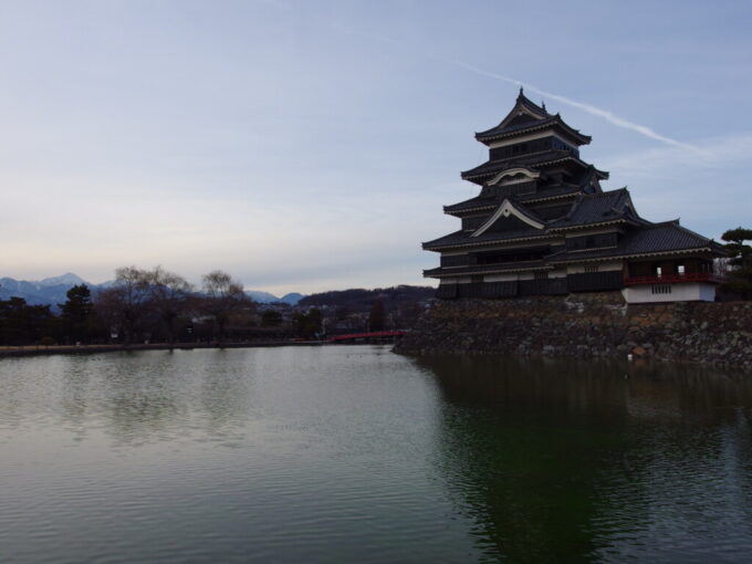 2月上旬冬晴れの松本城夕暮れ時のうつくしい天守閣