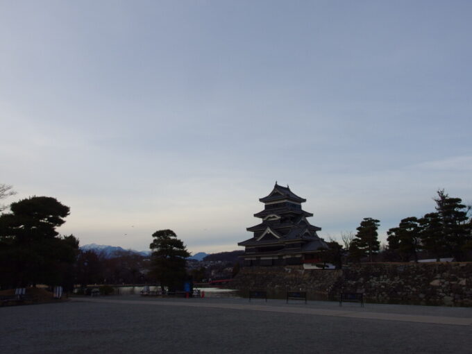 2月上旬冬晴れの松本城去り際にもう一度振り返りその雄姿を眼に焼き付ける