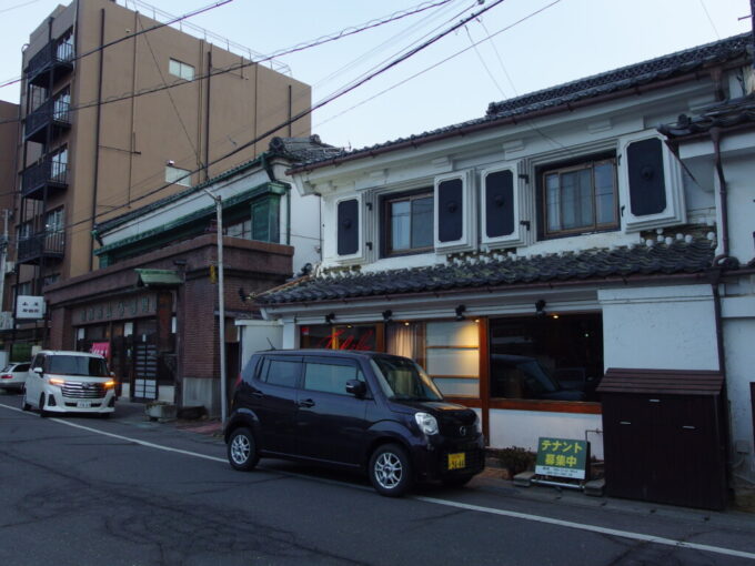 2月上旬夕暮れ時の松本山屋御飴所とその隣の蔵造り