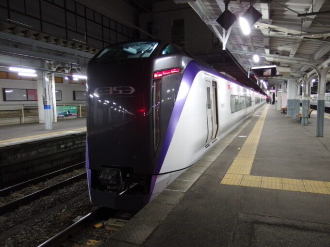 2月上旬夜の松本駅E353系あずさ号新宿行き