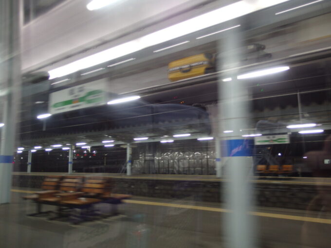 2月上旬夜の松本駅E353系中央本線特別急行あずさ号新宿行きは定刻に発車し静かにホームを滑り出す