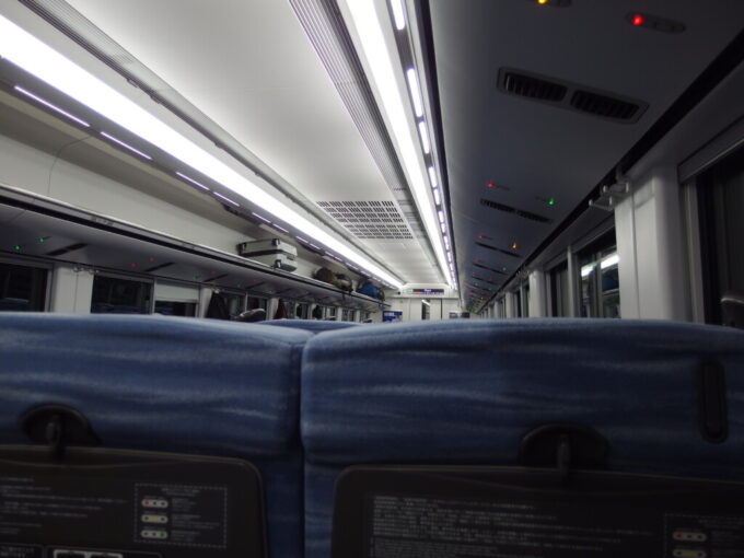 2月上旬夜のE353系中央本線特別急行あずさ号新宿行き車内