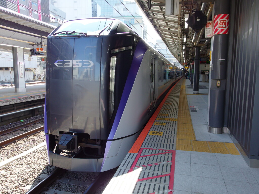 3月上旬晴天の新宿駅に停車中のE353系中央本線特別急行あずさ号松本行き