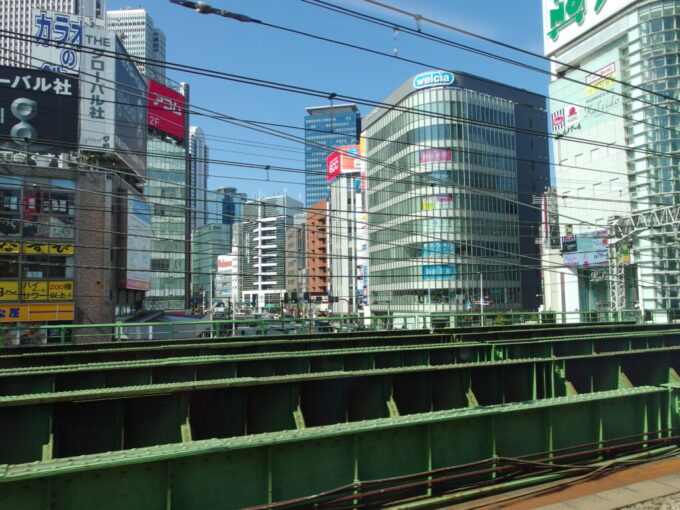 3月上旬E353系中央本線特別急行あずさ号松本行きは新宿駅を定刻に発車し大ガードを通過する