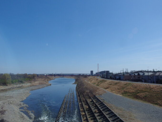 3月上旬E353系中央本線特別急行あずさ号松本行き車窓から望む快晴の多摩川