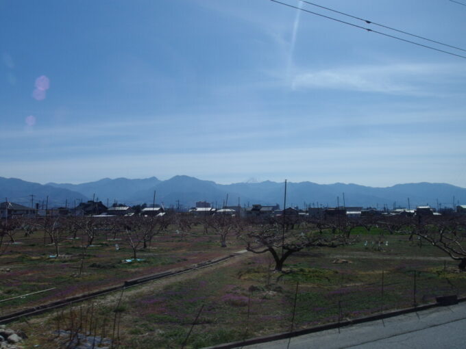 3月上旬E353系中央本線特別急行あずさ号松本行き車窓から望む富士山