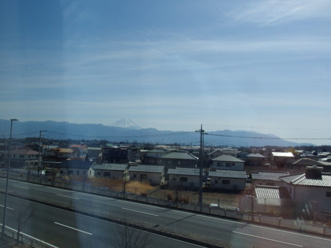 3月上旬E353系中央本線特別急行あずさ号松本行き甲府を過ぎ標高を上げる車窓から望む富士山