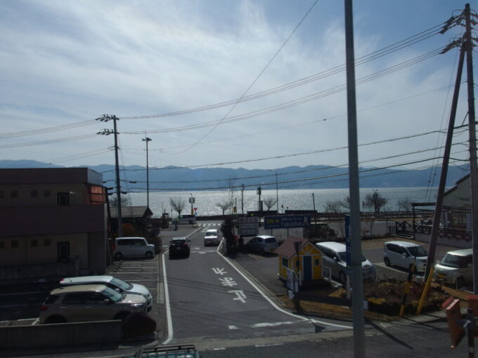 3月上旬E353系中央本線特別急行あずさ号松本行き車窓に煌めく諏訪湖