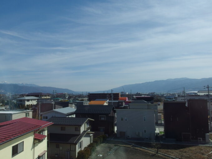 3月上旬E353系中央本線特別急行あずさ号松本行き車窓に広がる春の青さに染まる諏訪盆地