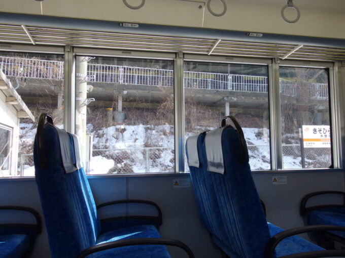 3月上旬JR東海313系中央西線普通列車木曾福島行き車窓から望む白い残雪