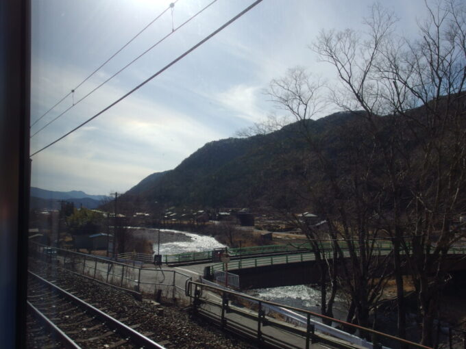 3月上旬JR東海313系普通列車木曾福島行きは新鳥居トンネルで分水嶺を越え木曽谷へと入る