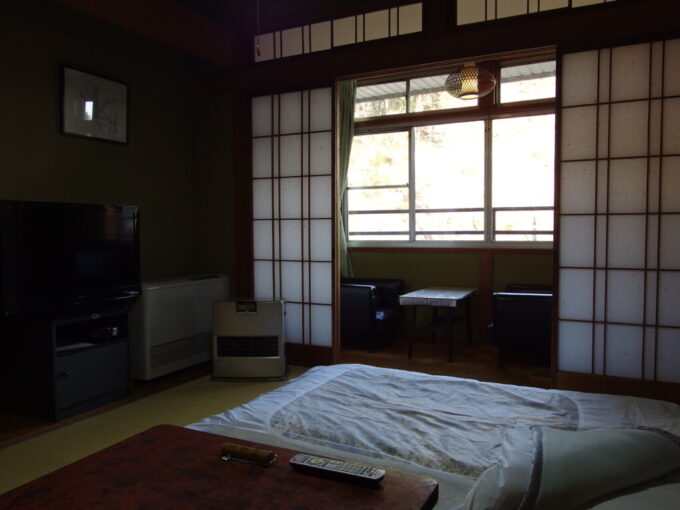 3月上旬木曽川のほとりの棧温泉客室