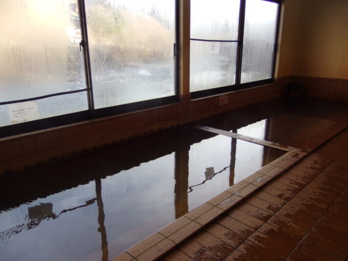 3月上旬木曾川のほとりの棧温泉薬水と呼ばれた赤茶の湯加温循環と13℃の冷泉源泉かけ流し