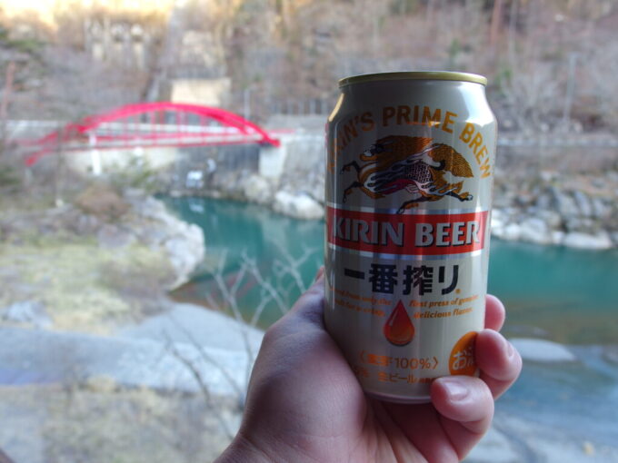 3月上旬木曾川のほとりの棧温泉木曾の桟と中央西線廃線跡を眺めながら飲む湯上りの冷たいビール