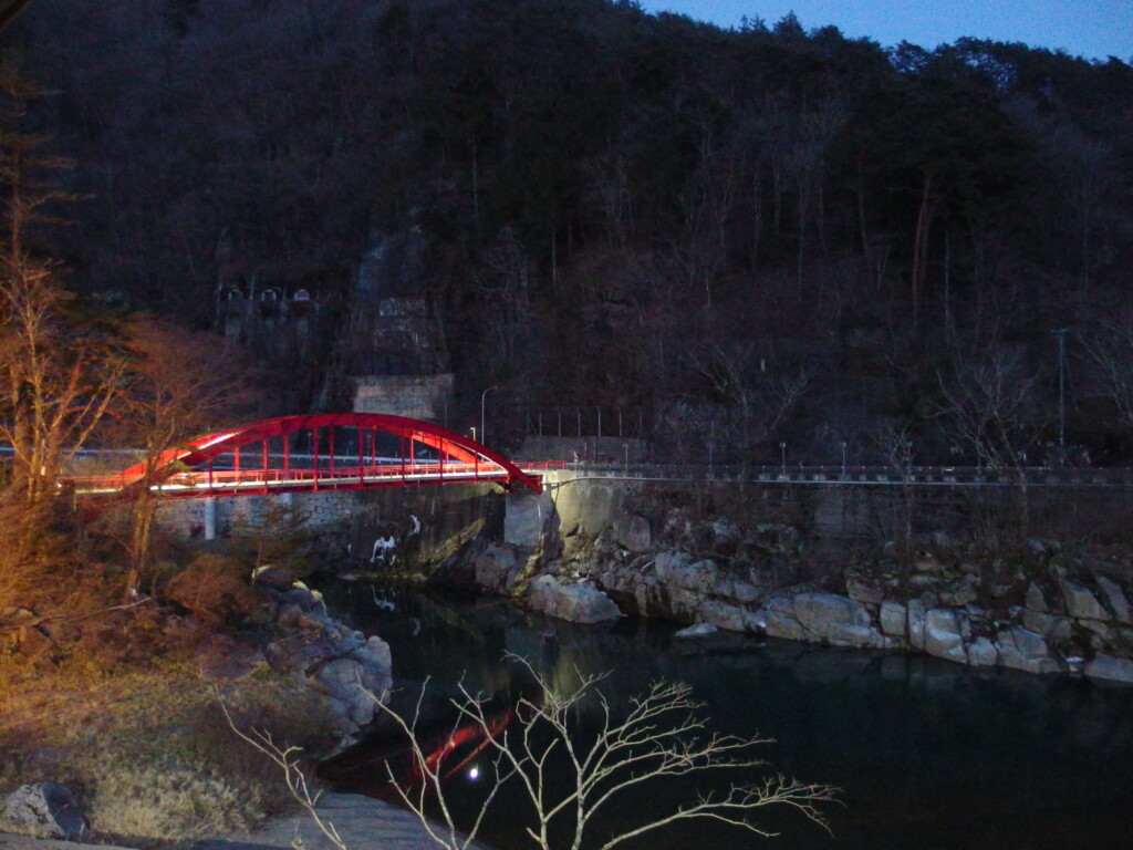 3月上旬木曾川のほとりの棧温泉夕暮れの木曽川の流れ