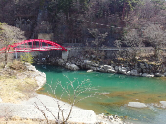 3月上旬木曾川のほとりの棧温泉陽射しに照らされ美しい碧さを湛える木曽川
