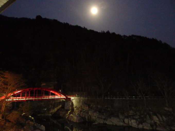 3月上旬木曾川のほとりの棧温泉木曾の桟に浮かぶ明るい満月