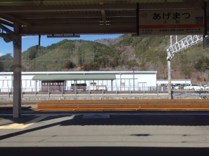 3月上旬上松駅車窓から眺める王滝森林鉄道の保存車両