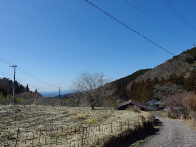 3月上旬春晴の中山道馬籠宿から妻籠宿へ梨子ノ木坂を登り切り味わう爽快な展望
