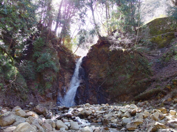 3月上旬春晴の中山道馬籠宿から妻籠宿へ細く繊細な美しさの女滝