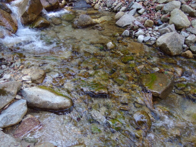 3月上旬春晴の中山道馬籠宿から妻籠宿へ女滝の流れに手を浸し清涼を得る