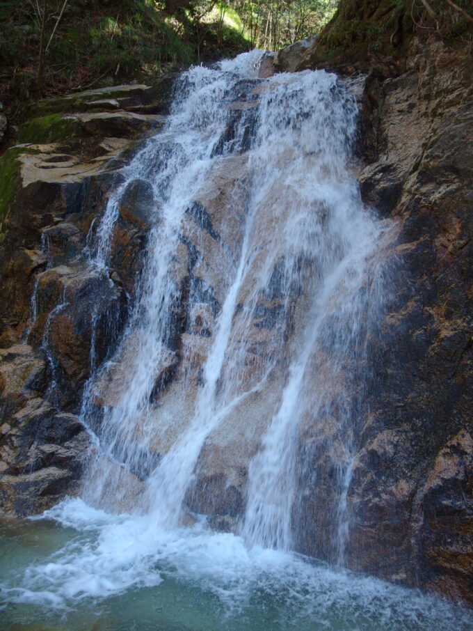 3月上旬春晴の中山道馬籠宿から妻籠宿へ水しぶきを上げながら豪快に落ちる男滝