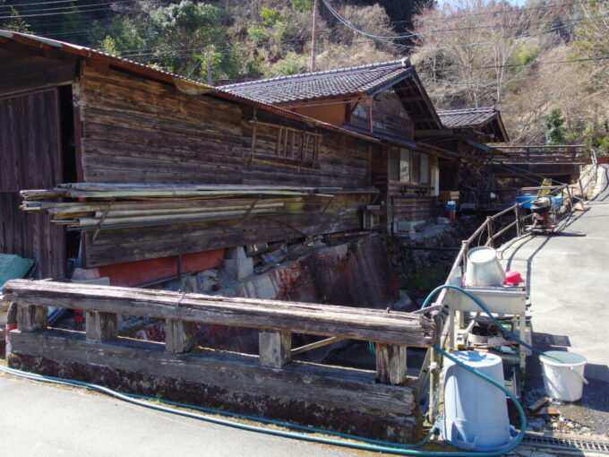 3月上旬春晴の中山道馬籠宿から妻籠宿へ大妻籠に残る渋い佇まいの木造家屋