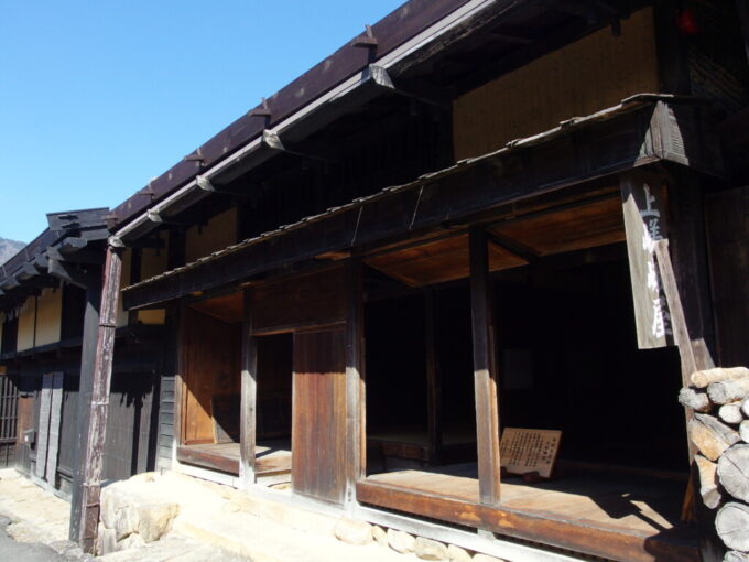 3月上旬春晴の妻籠宿昭和44年の解体復原により江戸中期の木賃宿の姿に戻った上嵯峨屋