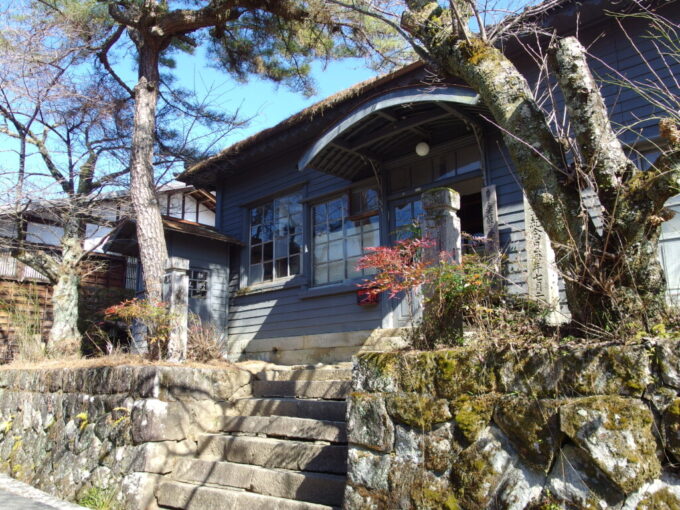 3月上旬春晴の妻籠宿上町に残る唯一の洋風建築妻籠宿観光案内所