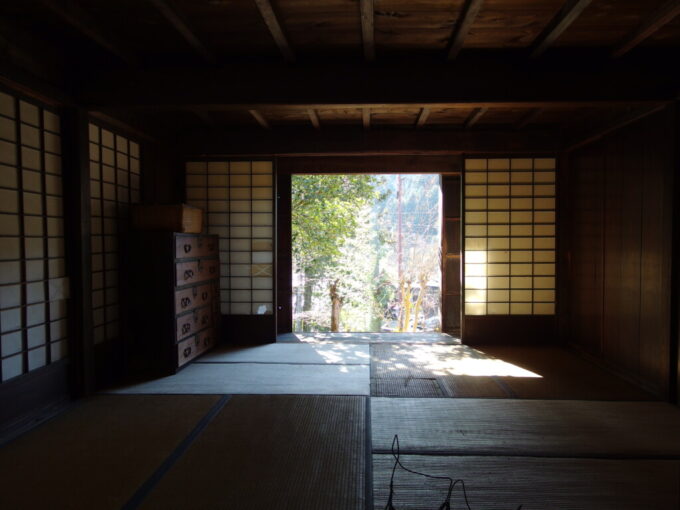 3月上旬春晴の妻籠宿旧熊谷家和室を吹き抜ける心地よい風
