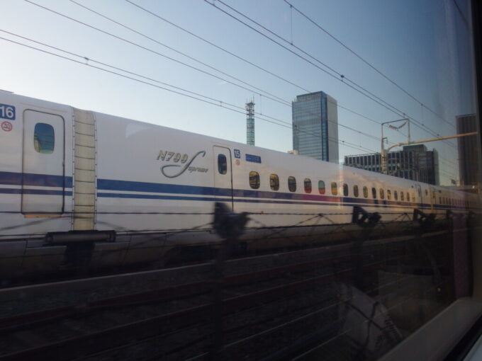 3月上旬383系ワイドビューしなのから望む並走するN700Sこだま号名古屋行き新幹線